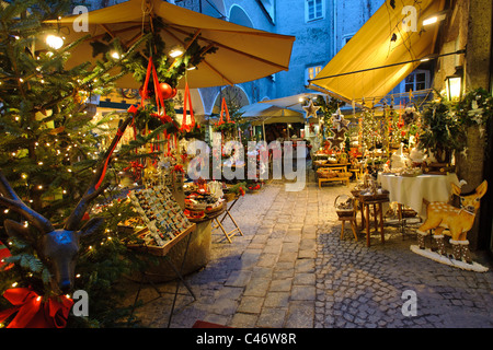 Weihnachtsmarkt mit Geschäften in der mittelalterlichen Altstadt der Stadt Salzburg in Österreich Stockfoto