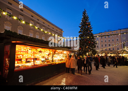 Weihnachtsmarkt mit Geschäften in der mittelalterlichen Altstadt der Stadt Salzburg in Österreich Stockfoto