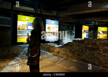 Besucher betrachten Anzeigen unter alten Stadt Pointe-a-Calliere Montreal Museum der Archäologie Stockfoto