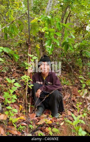 Jäger im Wald in der Nähe der Karen-Dorf-Thailand Stockfoto