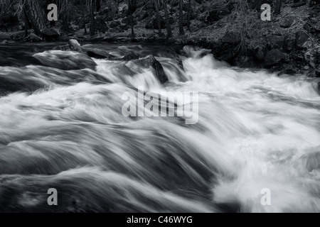 Kreatives slow motion seidig weißen Wasser fließt über rapids Merced River Yosemite National Park Frühling saison Abfluss Stockfoto