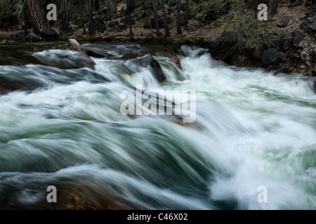 Kreative lange Belichtung Foto high volume Regenwasser fließt wie Seide über Merced River Rapids Yosemite National Park USA Spring Season Stockfoto