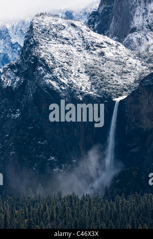 Berühmten Yosemite National Park Wasserfall Bridal Veil Falls im Frühjahr voll Wasser aus schwere Feder Abfluss späten Frühjahr Abstauben des Schnee Szene Stockfoto