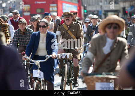 Der Tweed Run, London, UK, 11. April 2011: die Fahrt geht weiter entlang der Regents Street Stockfoto
