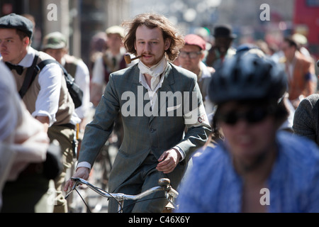 Der Tweed Run, London, UK, 11. April 2011: die Fahrt geht weiter entlang der Regents Street Stockfoto