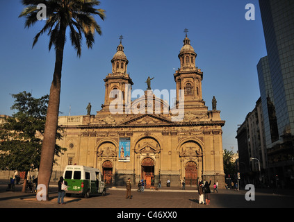 Blauer Himmel Morgen Blick Menschen Polizei van Palm Baum verzierten Fassade Glockenturm Statuen Metropolitankathedrale Santiago, Chile Stockfoto