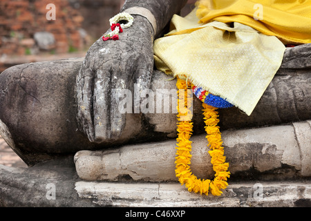 Detail der alten Buddha-Statue mit dem religiösen anbieten, Thailand die Hand Stockfoto