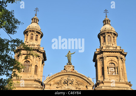 Blauer Himmel Morgen Strukturansicht Statue Jungfrau Maria Glockentürme gelb braun verzierten Fassade, Metropolitankathedrale Santiago, Chile Stockfoto