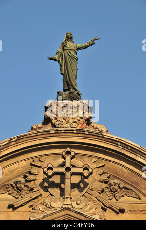 Blauer Himmel Porträt Statue der Jungfrau Maria, ausgestreckten Arme, steigende braun reich verzierte Dach Fassade Metropolitan Cathedral, Santiago, Chile Stockfoto