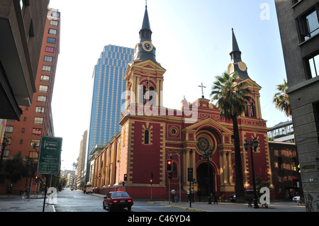 Blauer Himmel Morgen Sonne Schatten urban street View Auto Straße verzierten Neo-klassizistischen Fassade Basilica De La Merced, Santiago, Chile Stockfoto