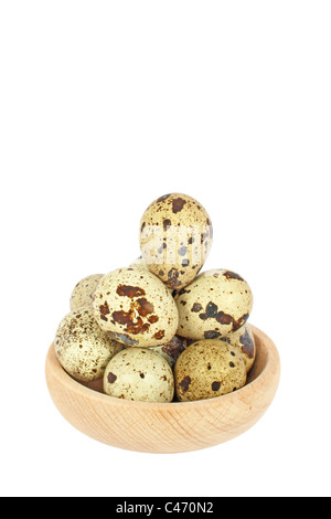 Eiern der japanischen Wachtel in Holzschale isoliert auf weiss Stockfoto