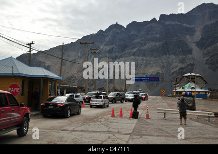 Mountain View Menschen durch den Verkehr nähert sich der argentinisch-chilenischen Grenzposten verlassen Gipfel Uspallata Pass, Ruta 7, Anden, Chile Stockfoto