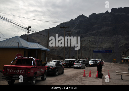 Dunkle Ansicht Mann mit Fall Datenverkehr nähert sich der argentinisch-chilenischen Grenzposten, Ruta 7 Gipfel Uspallata Pass, Anden, Chile Stockfoto