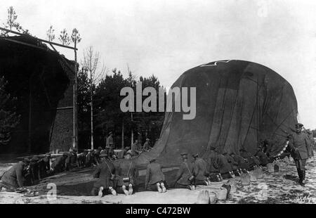 Aufblasen eines Ballons, 1917 Stockfoto