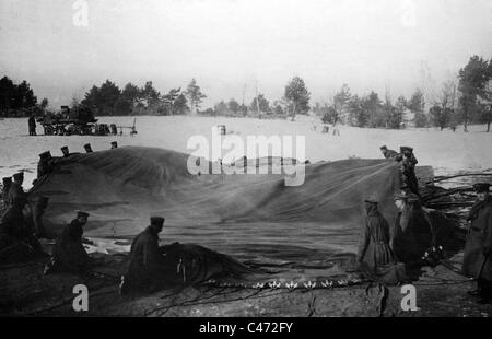 Aufblasen eines Ballons, 1917 Stockfoto