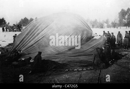 Aufblasen eines Ballons, 1917 Stockfoto