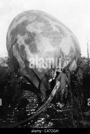 Aufblasen festgemachten Ballon, 1917 Stockfoto