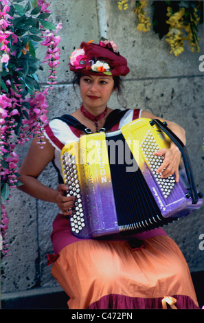 ziemlich Akkordeonspieler in traditioneller Tracht unterhält Touristen in Montmartre Paris Frankreich Stockfoto