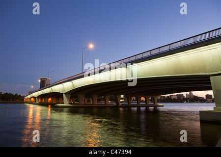 Die schmale Brücke über Swan River. Perth, Western Australia, Australien Stockfoto