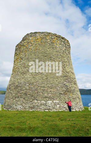 Broch von Mousa, Stein Wehrturm, ca 100 v. Chr., 44 Fuß (13 m) hoch, am besten erhaltenen in Europa, Shetland-Inseln, Schottland Stockfoto