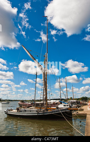 Boote vertäut am Fluss Deben Woodbridge Stockfoto