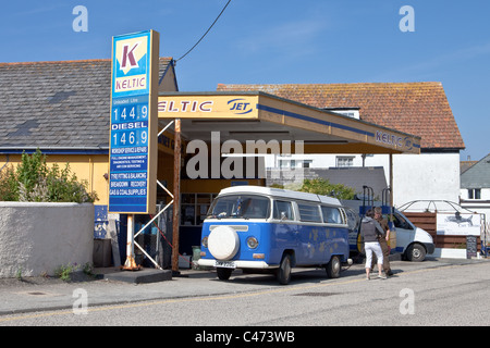 Blauen VW Camper van in einer kleinen Tankstelle in Port Isaac, Cornwall Stockfoto