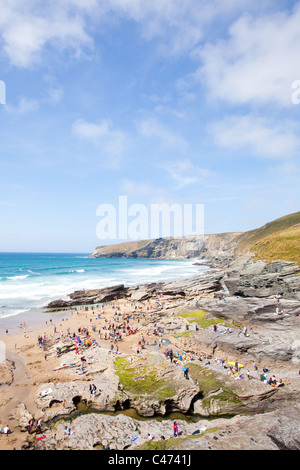 Ein sonniger Tag am Trebarwith Strand Beach in North Cornwall Stockfoto