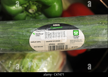 Eine Gurke aus Spanien von Asda Supermarkt-Kette in Großbritannien gekauft. Stockfoto