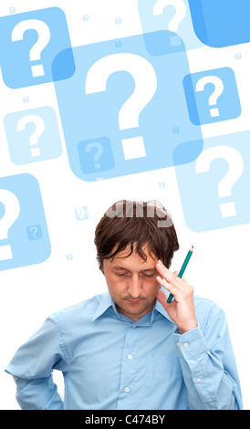 Porträt eines jungen Geschäftsmann hält einen Stift und denken. Stockfoto