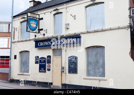 Entleeren und mit Brettern vernagelt Pub in Loughborough, Leicestershire Stockfoto