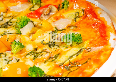 frische italienische dünne Stil vegetarische Pizza mit frischem gemischtem Gemüse hautnah Stockfoto