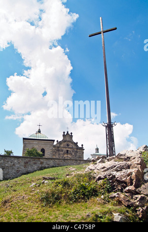 Kloster auf dem Berg Lysiec in die Bäume Reliquie des Heiligen Kreuzes aus dem 11. Jahrhundert - Woiwodschaft Świętokrzyskie Berge, Polen Stockfoto