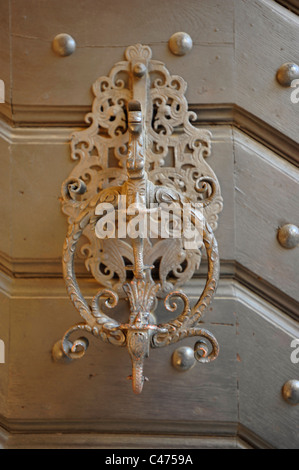Türklopfer und Tür Möbel an Türen in der tschechischen Hauptstadt Prag Stockfoto