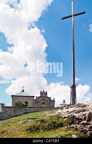 Kloster auf dem Berg Lysiec in die Bäume Reliquie des Heiligen Kreuzes aus dem 11. Jahrhundert - Woiwodschaft Świętokrzyskie Berge, Polen Stockfoto