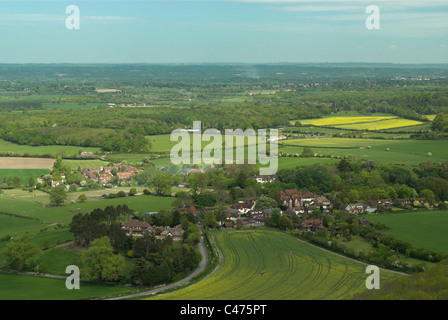 Blick nach Norden über das Dorf Poynings und die umliegende Landschaft von South Downs National Park. Stockfoto