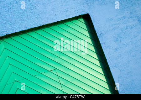 Detail von der Außenseite eines Gebäudes mit verschiedenen Farben der Farbe beschichtet Stockfoto