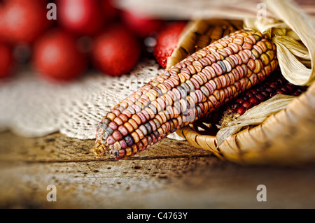 Indische Maiskolben in Korb mit Weihnachtskugeln im Hintergrund Stockfoto