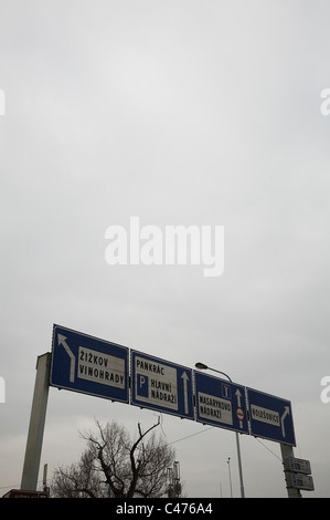 Straßenschilder über eine Straße in Prag, Tschechische Republik Stockfoto