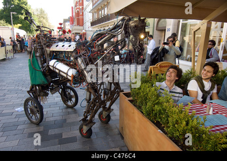 Ein mechanisches Pferd unterhält zwei junge männliche Touristen als Bestandteil der Straßentheater für 2011 Brighton Festival Fringe Stockfoto