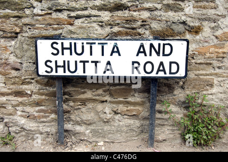 Eine Straße Schild mit der Aufschrift "SHUTTA und SHUTTA Straße" in Looe, Cornwall, UK. Stockfoto