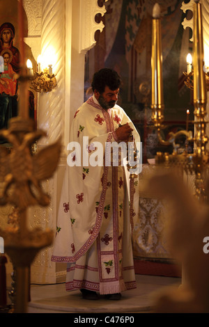 Griechische Priester in einer Kirche in Kefalos Kos Griechenland Stockfoto