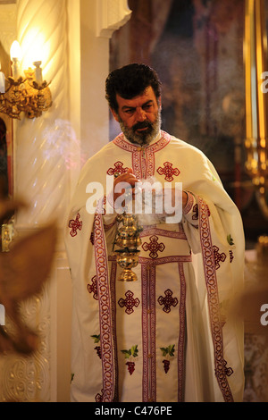 Griechische Priester in einer Kirche in Kefalos Kos Griechenland Stockfoto