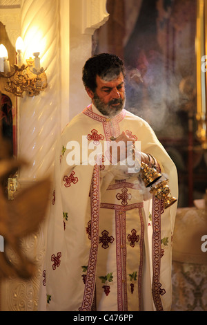 Griechische Priester in einer Kirche in Kefalos Kos Griechenland Stockfoto