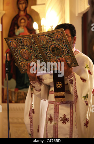 Griechische Priester in einer Kirche in Kefalos Kos Griechenland Stockfoto