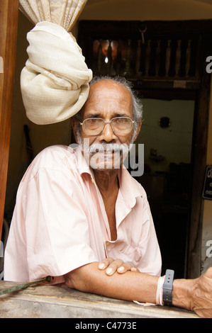 älterer Mann am Fenster in der historischen Festung in Galle, Sri Lanka Stockfoto
