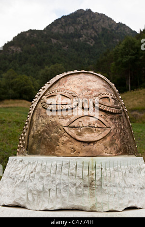 Internationalen Statue in der Jordino-Kunstwerk-Familie weist auf einem Feld am Llorts Ruta del Ferro Andorra Stockfoto