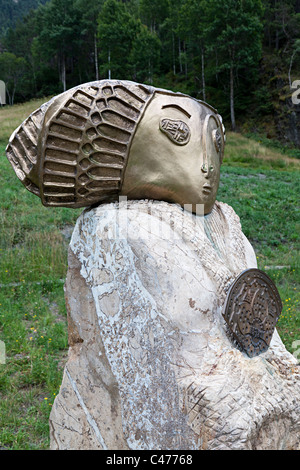 Internationalen Statuen in der Jordino-Kunstwerk-Familie weist auf einem Feld am Llorts Ruta del Ferro Andorra Stockfoto