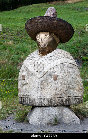 Internationalen Statuen in der Jordino-Kunstwerk-Familie weist auf einem Feld am Llorts Ruta del Ferro Andorra Stockfoto