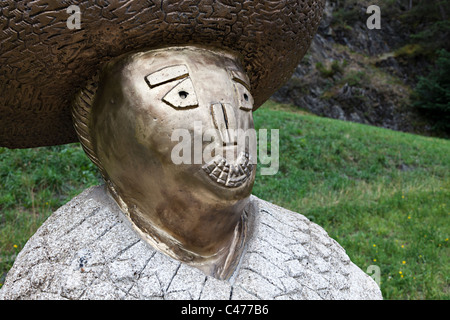 Internationalen Statuen in der Jordino-Kunstwerk-Familie weist auf einem Feld am Llorts Ruta del Ferro Andorra Stockfoto