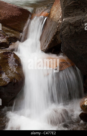 Schnell fließende Strom über die Felsen Llortes Andorra Stockfoto